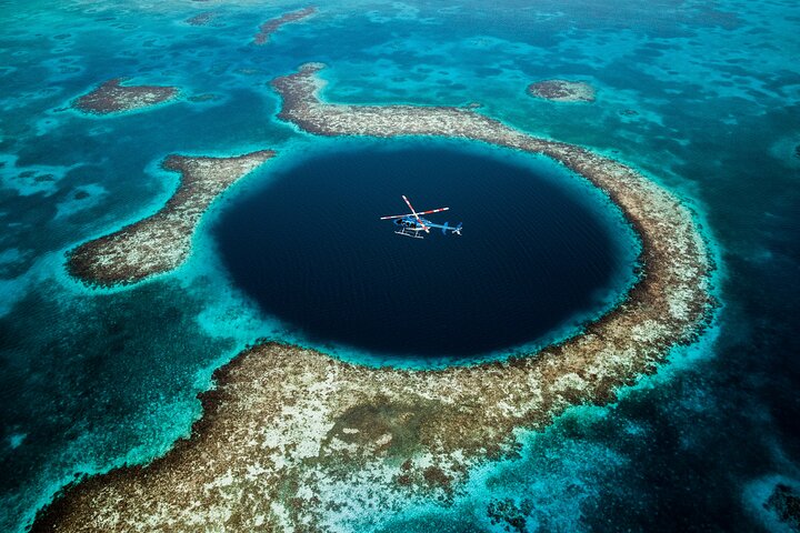 伯利兹大蓝洞（The Great Blue Hole）