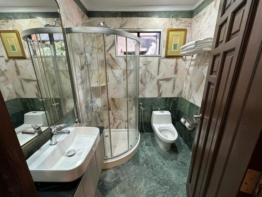 SHARI-LA ISLAND RESORT BATHROOM